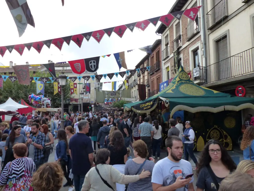 Mercado Cervantino de Alcalá de Henares lleno de gente