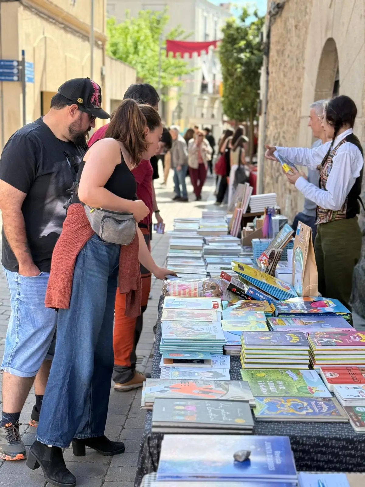 Puesto de libros en la calle en Calonge, Poble de Llibres, Girona