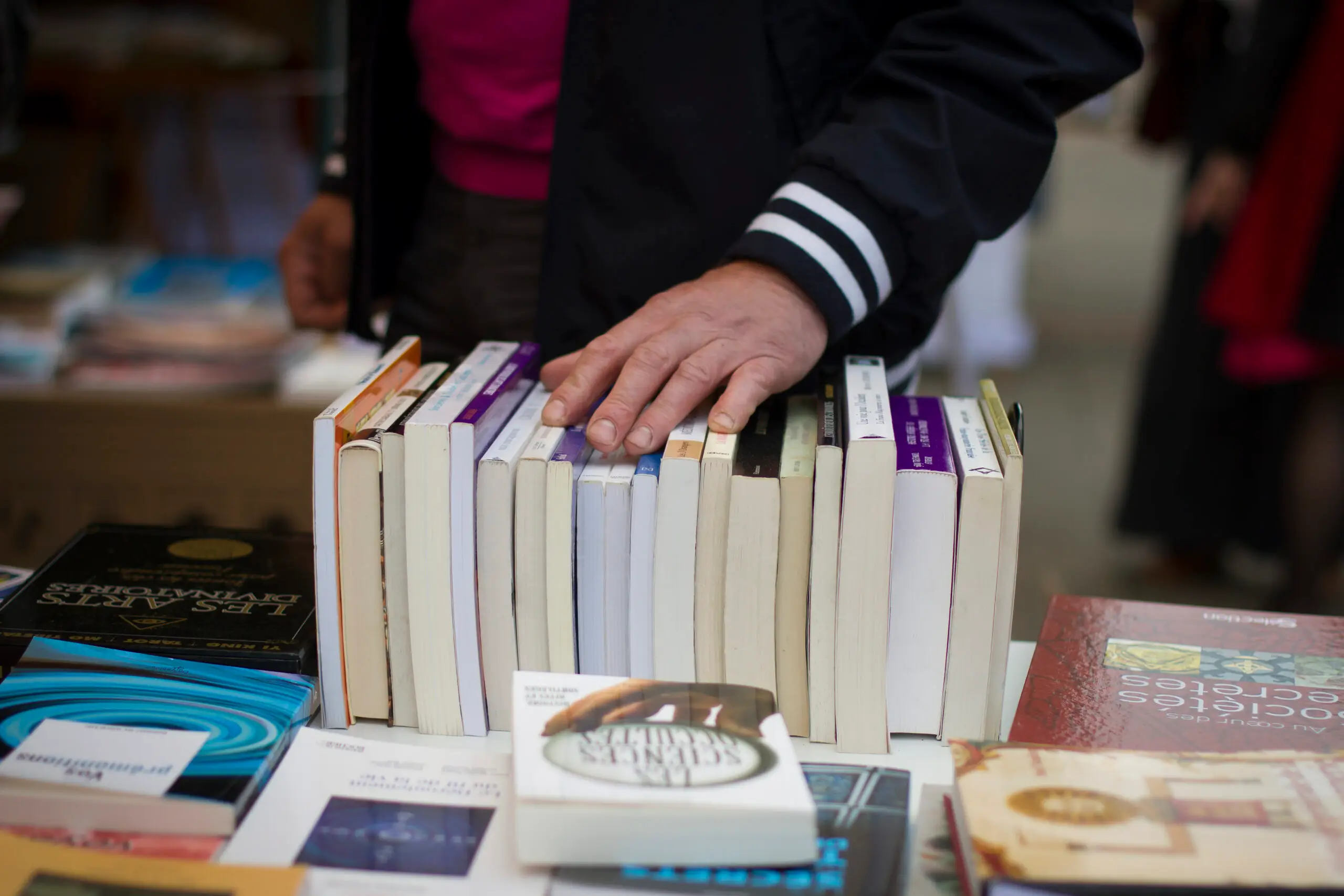 Libros a la venta en las calles de Redu, Bélgica