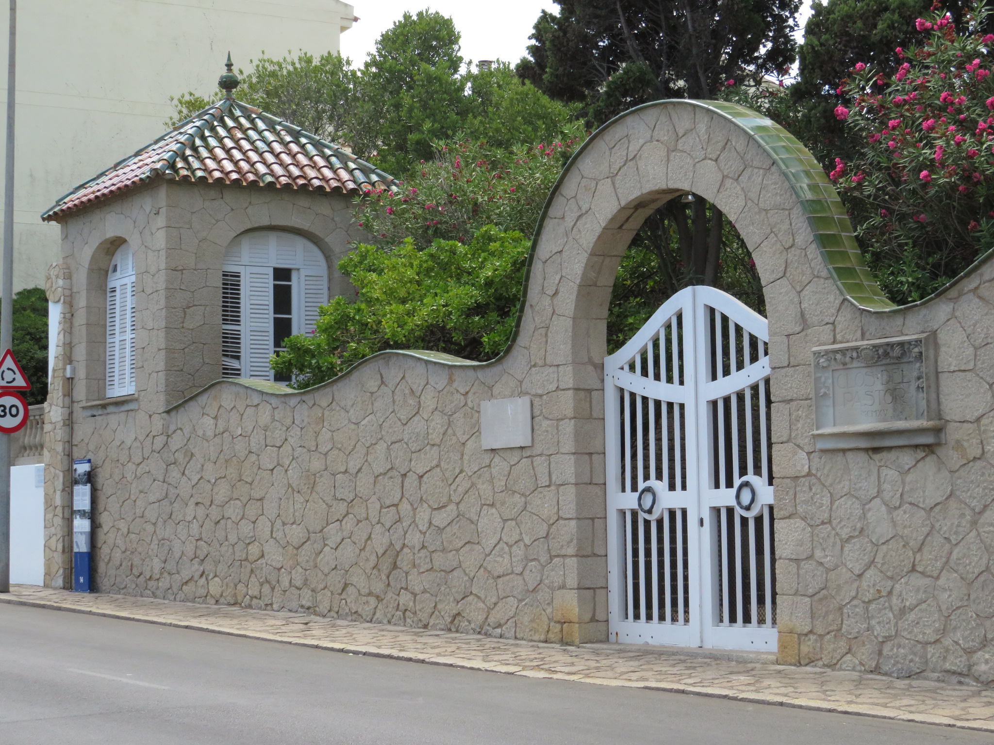 Puerta y torre modernistas del Clos del Pastor, la casa con jardín que Caterina Albert heredó de una admiradora, en L'Escala