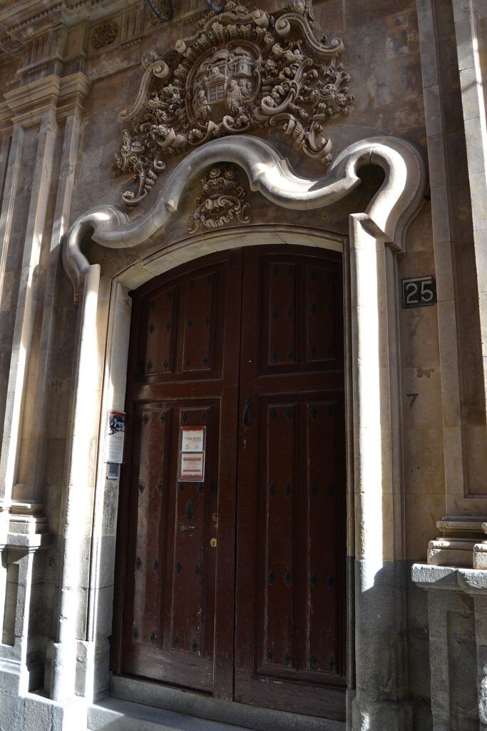Portada de piedra de la Casa-Museo Unamuno en Salamanca, con una gran puerta de madera