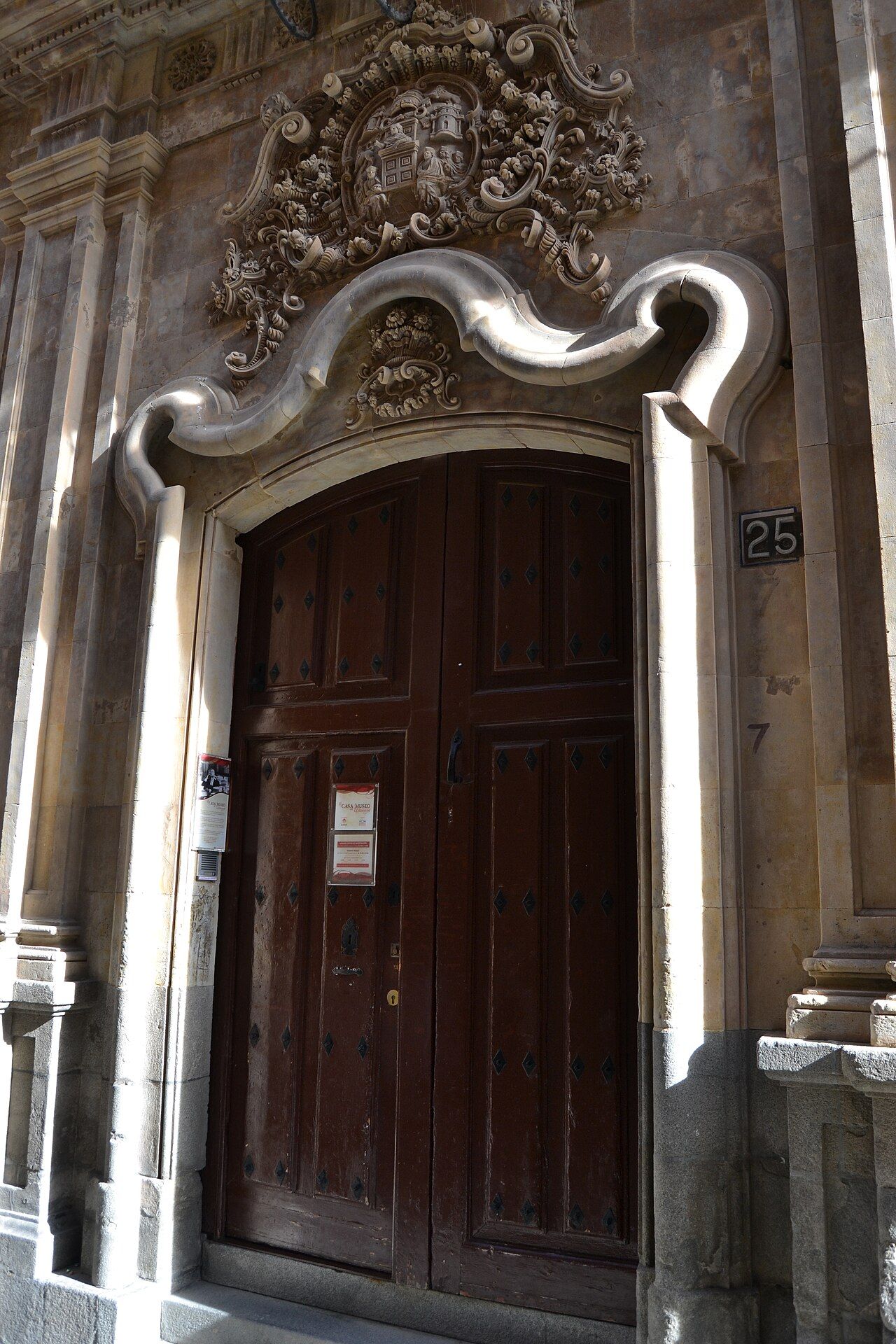 Portada de piedra de la Casa-Museo Unamuno en Salamanca, con una gran puerta de madera