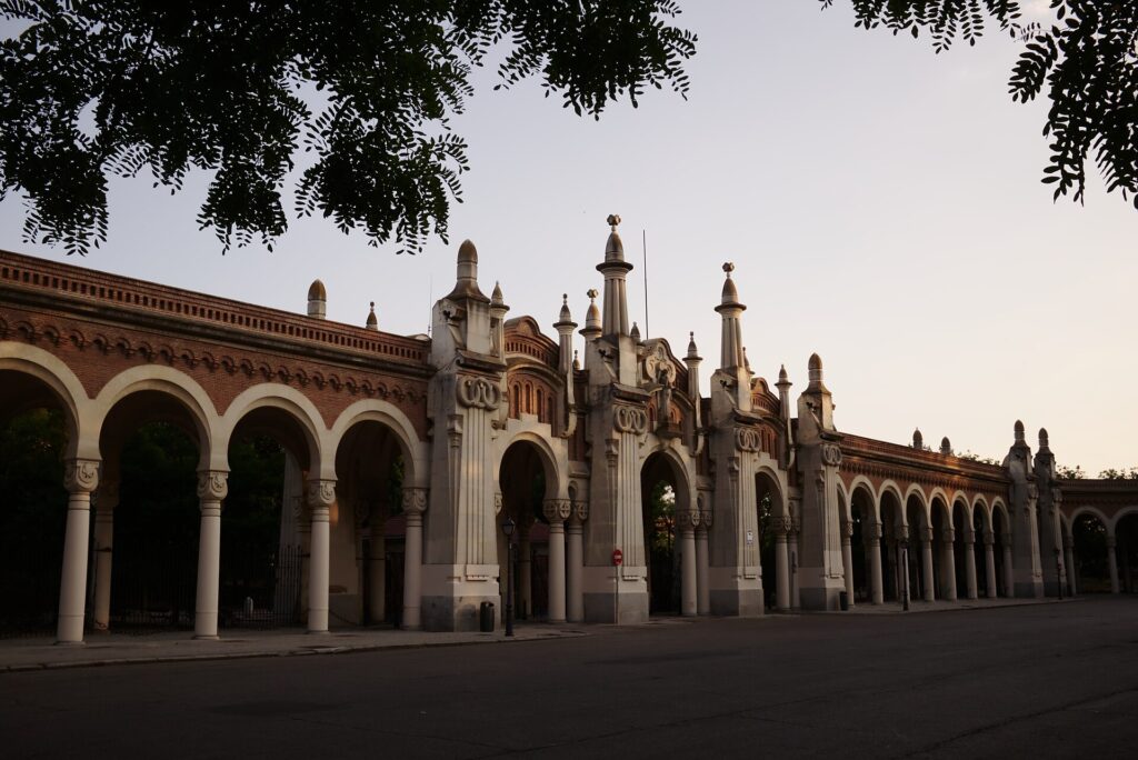 Galería de arcos del cementerio de la Almudena, en Madrid, con la luz del atardecer