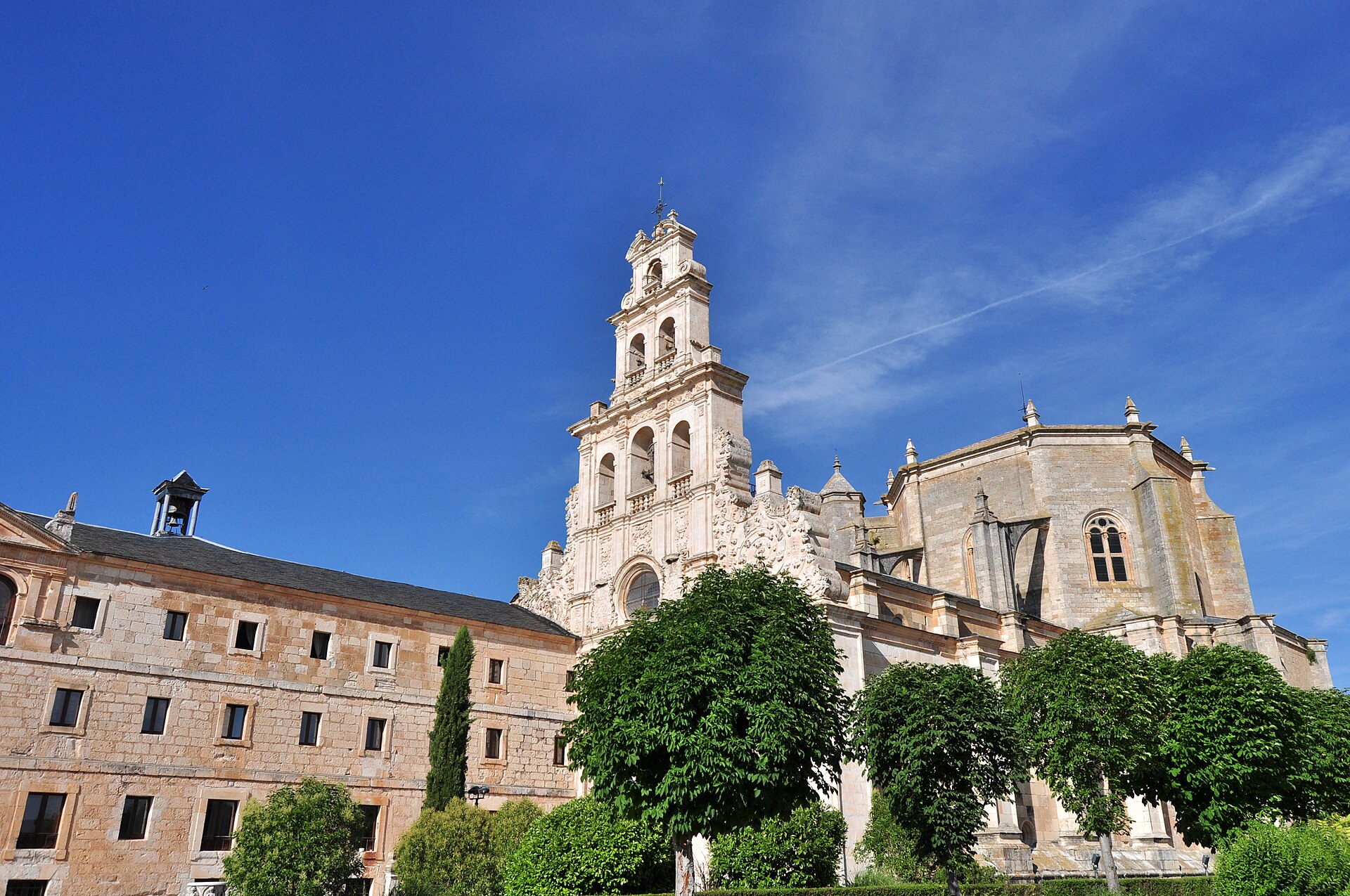 Exterior del Monasterio de Santa María de La Vid, en Burgos, con su torre barroca