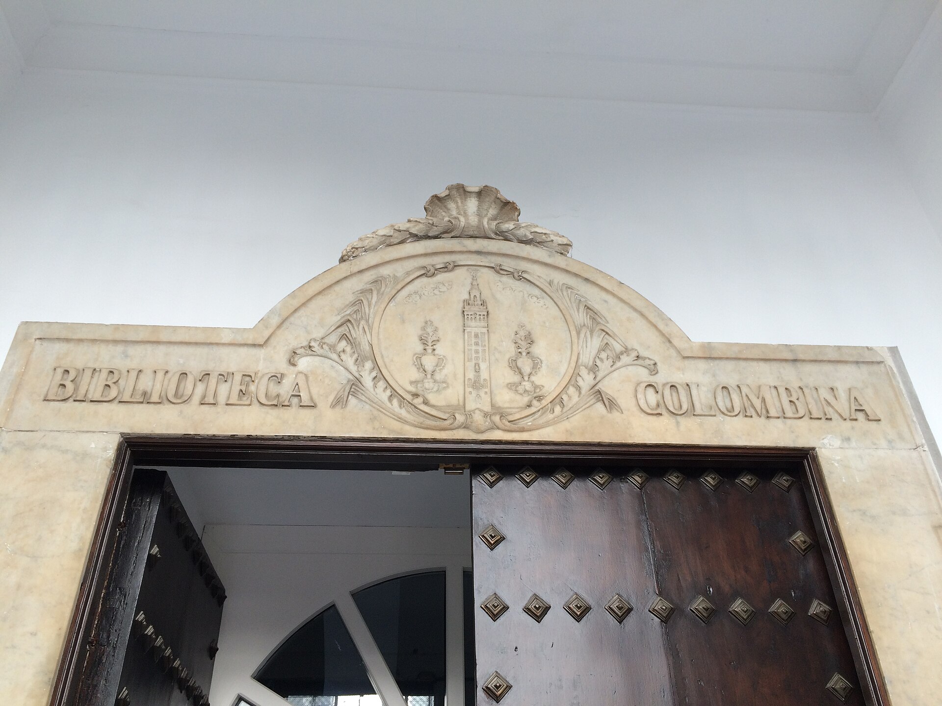 Puerta de la Biblioteca Colombina, en la Catedral de Sevilla, con el nombre de la biblioteca labrado en piedra sobre el dintel