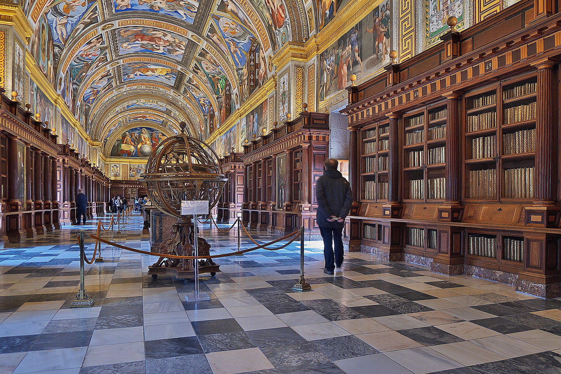 Esfera armilar y estanterías de madera en el Salón Principal de la Real Biblioteca de El Escorial
