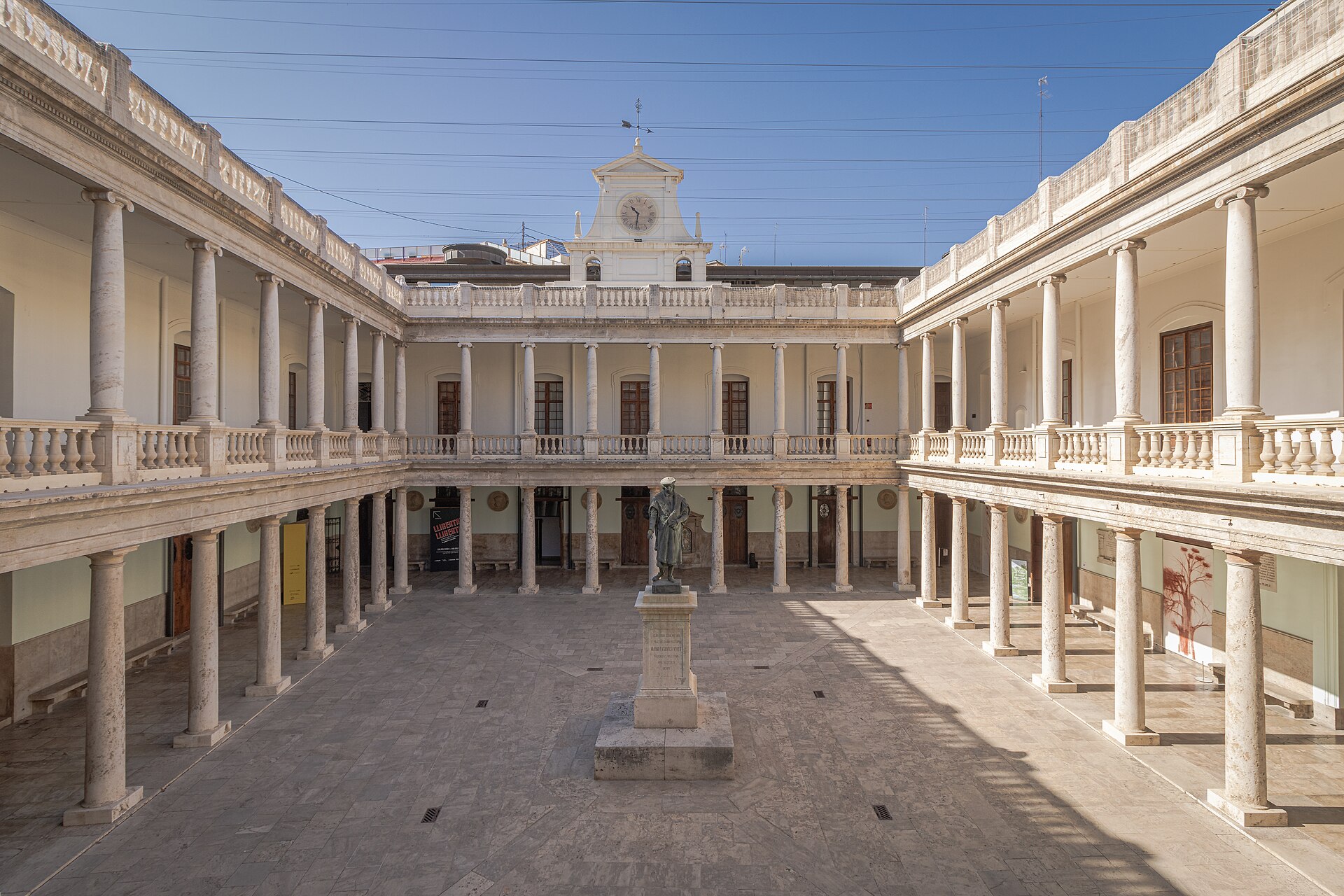 Claustro del edificio de La Nau, sede histórica de la Universitat de València, con una estatua de bronce en el centro del patio