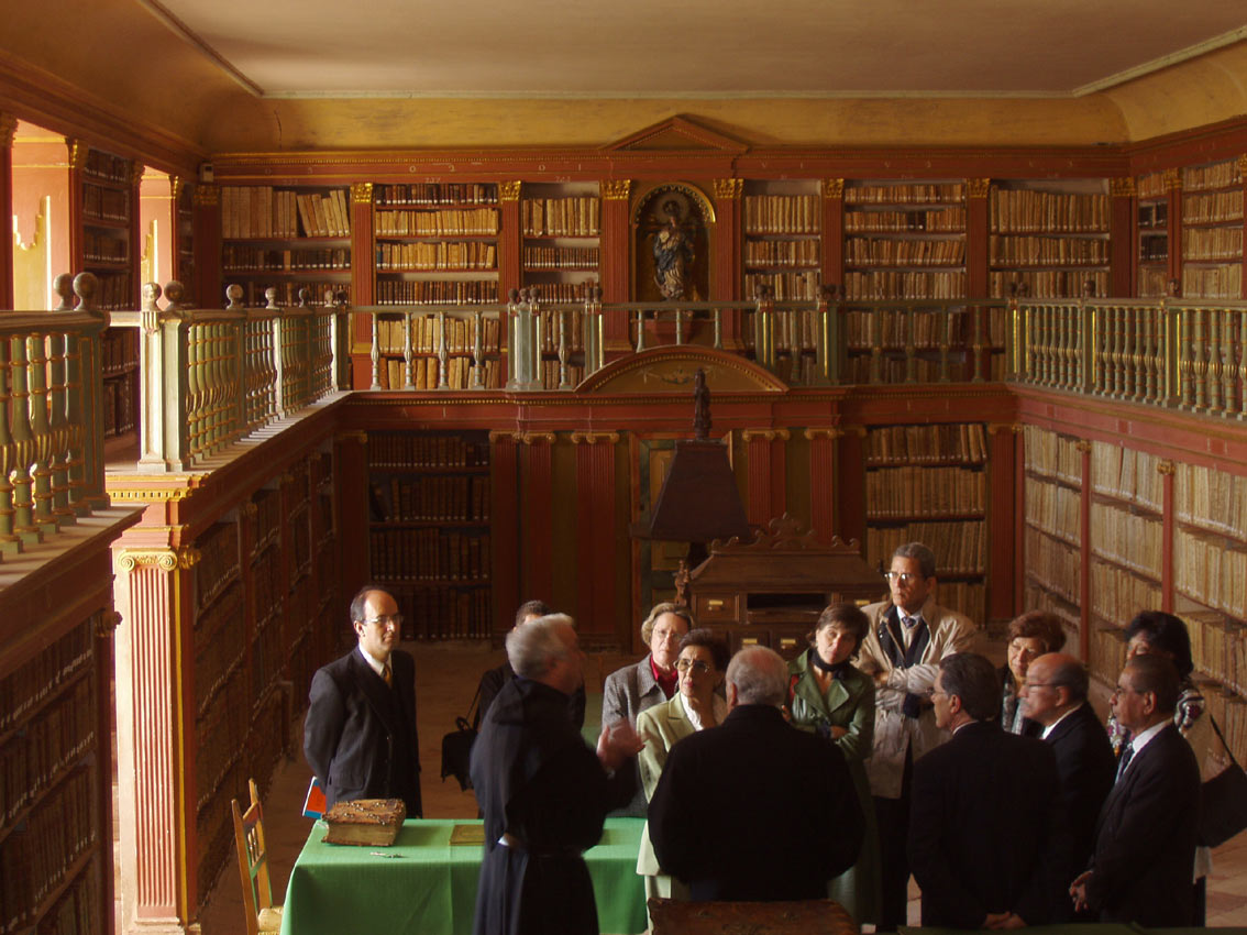 Biblioteca del Monasterio de Yuso, con estanterías de madera y un grupo de visitantes
