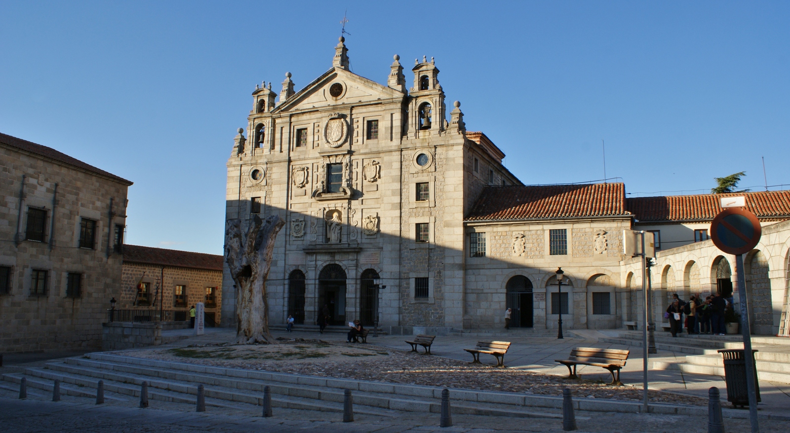 Fachada barroca de la iglesia del convento de Santa Teresa, levantada sobre su casa natal en Ávila