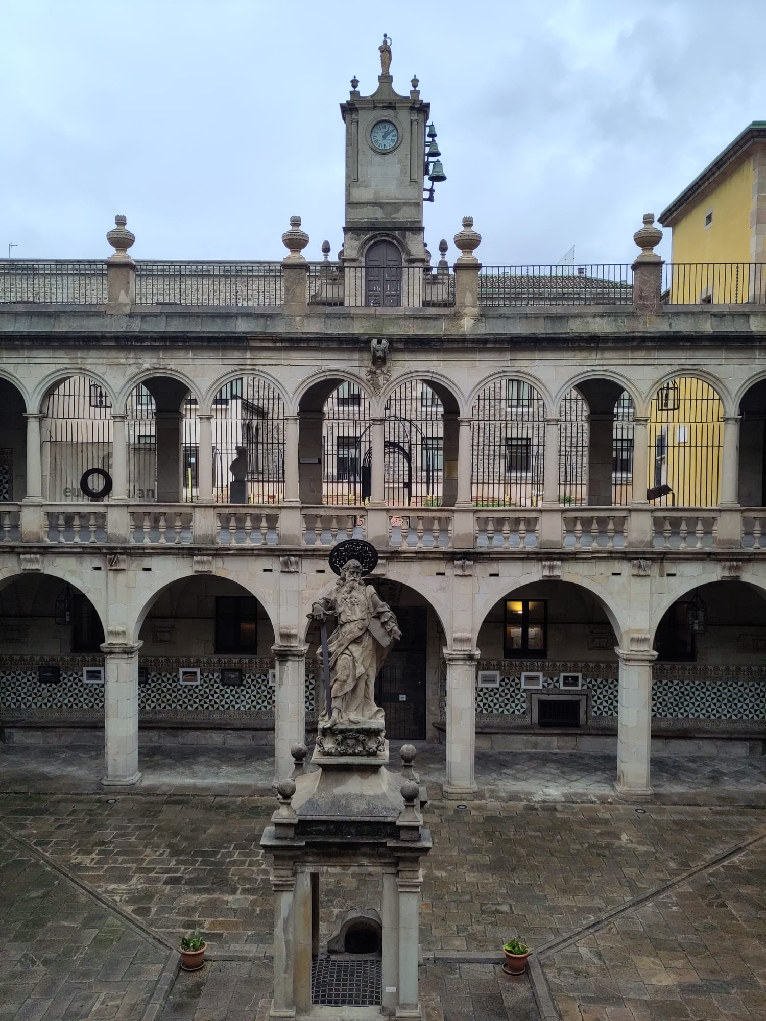 Patio porticado del Institut d'Estudis Catalans en Barcelona, con una estatua en el centro
