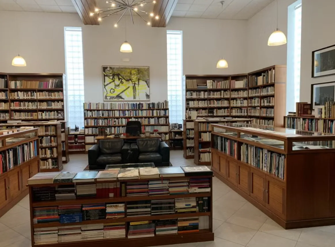 Biblioteca de la casa-museo de José Saramago en Tías, Lanzarote, con estanterías llenas de libros, sillones de cuero y un retrato del escritor al fondo
