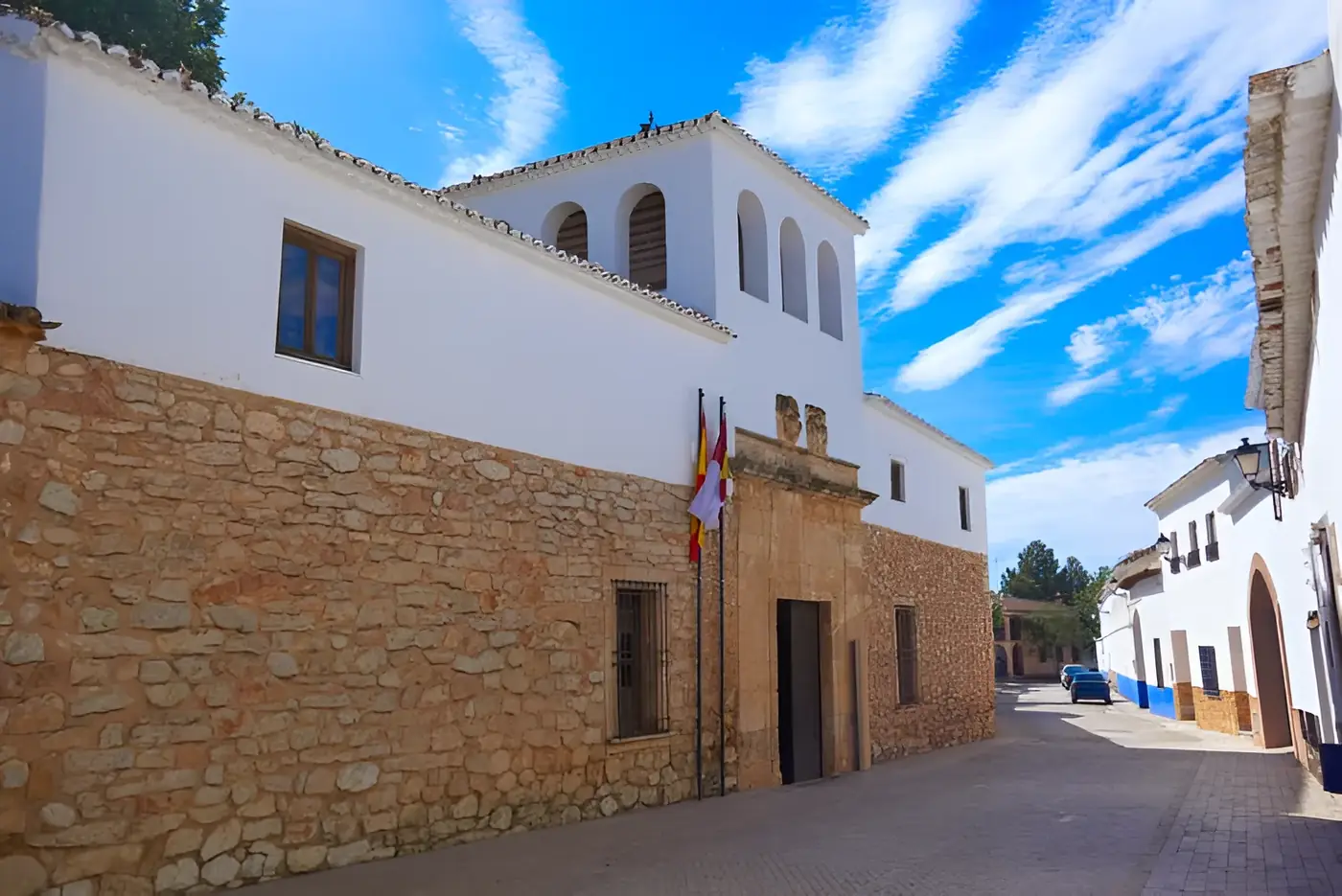 Fachada encalada y de piedra del Museo-Casa de Dulcinea en El Toboso, bajo un cielo azul