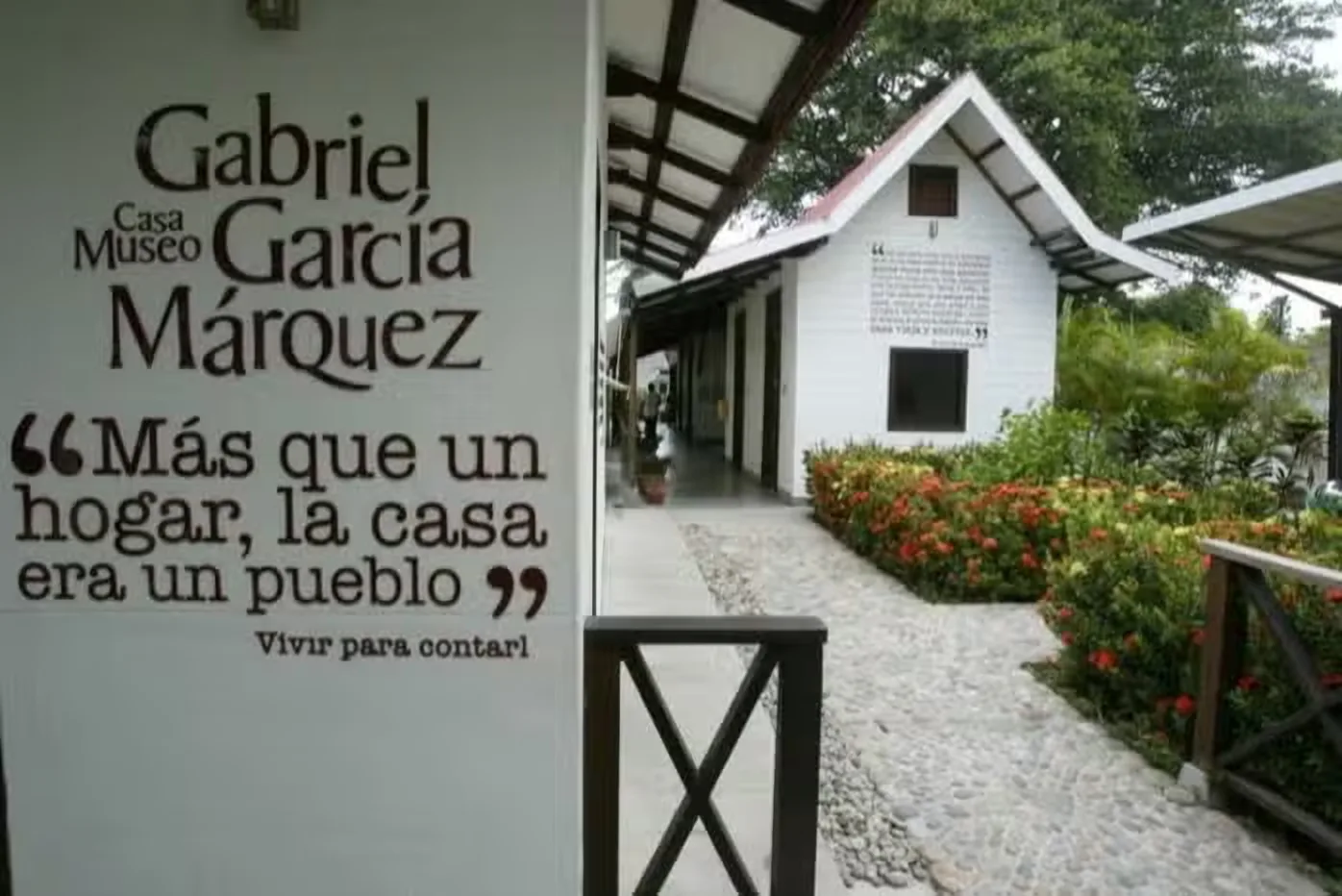 Entrada de la Casa Museo Gabriel García Márquez en Aracataca, con la cita «Más que un hogar, la casa era un pueblo»