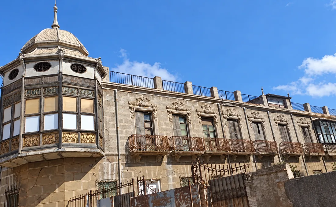 Casa del Tío Lobo, la Casa Grande de Portmán, con su templete-mirador modernista en la esquina