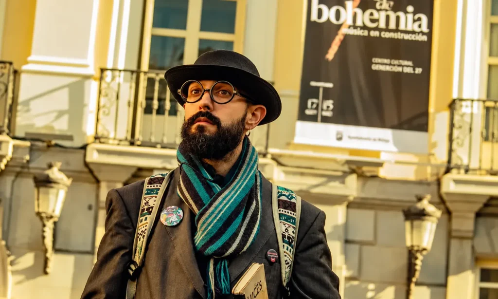 Actor caracterizado como Ramón María del Valle-Inclán en el free tour teatralizado literario