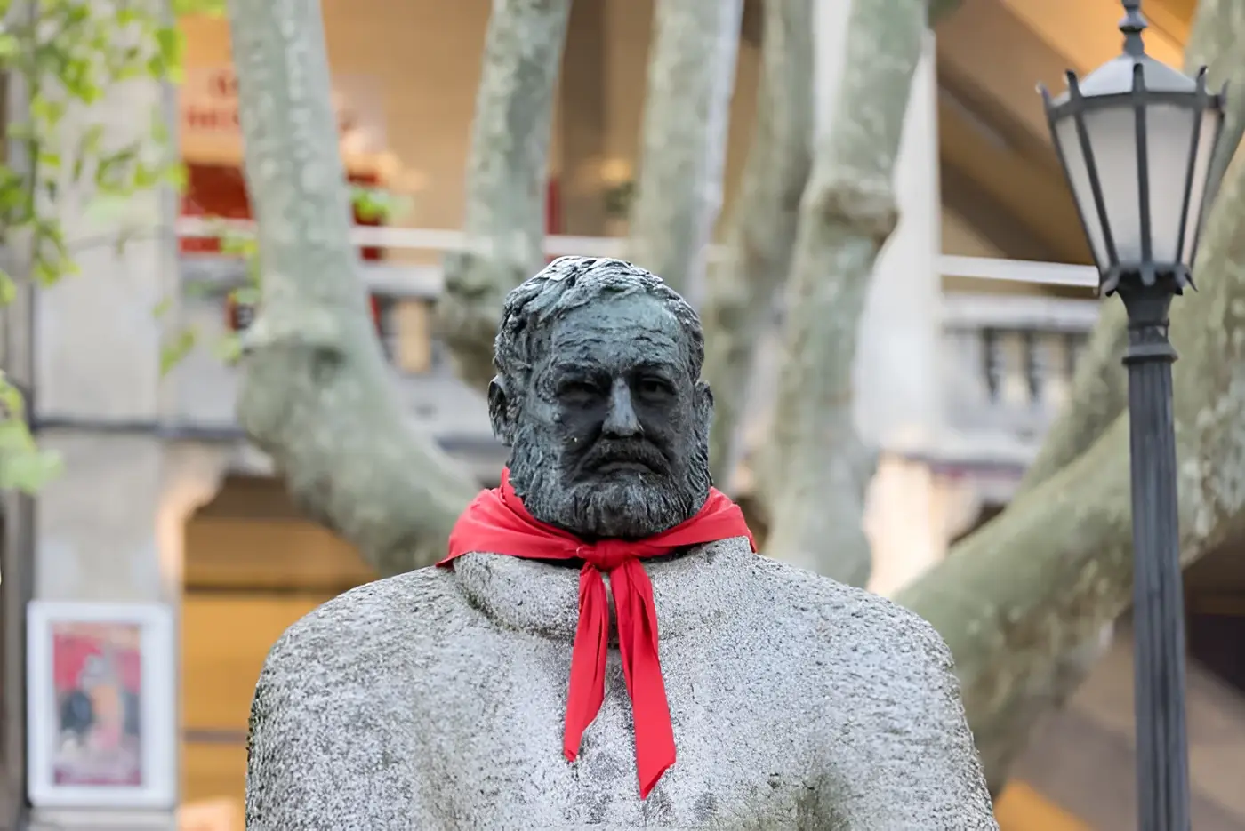 Busto de Ernest Hemingway con un pañuelo rojo de San Fermín al cuello, en el monumento junto a la plaza de toros de Pamplona