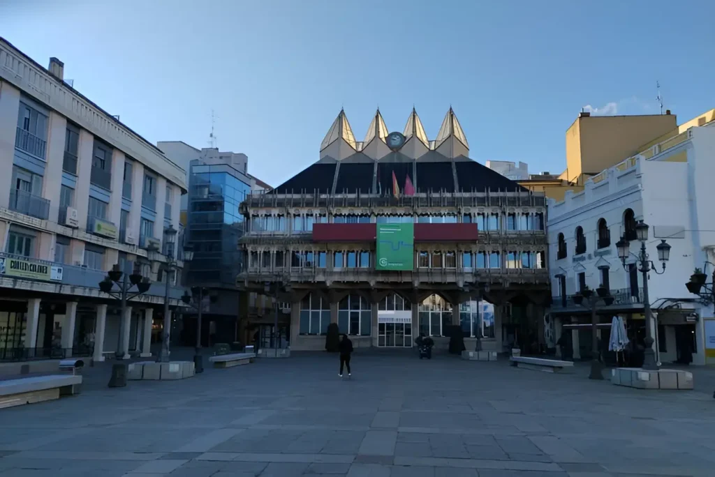Plaza Mayor de Ciudad Real con el edificio del Ayuntamiento al fondo