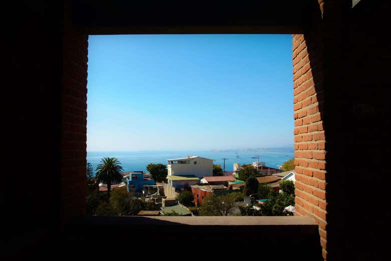 Vista de Valparaíso y el mar desde una ventana de La Sebastiana, la casa de Pablo Neruda